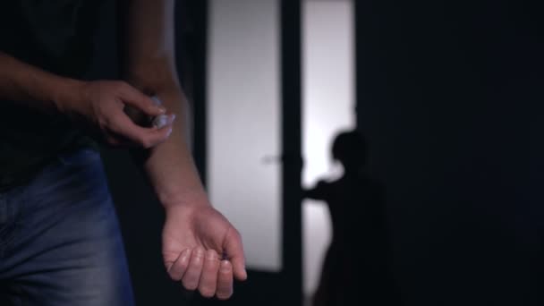 Маленькая девочка силуэт смотреть наркоман папа делает инъекции наркотиков, семейные проблемы — стоковое видео