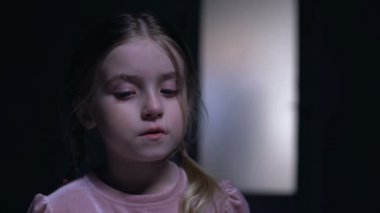 Korkmuş küçük çocuk kamerada ağlıyor, kapı dışında hırsız silueti, korku