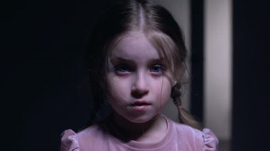 Küçük kadın çocuk aniden kamera korkmuş, karanlıktan korkuyor, hayaletler fobi