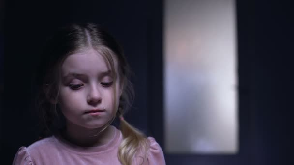 Korkmuş kadın çocuk dışarıda kemer ile tiran baba kamera gölgesinde ağlıyor — Stok video