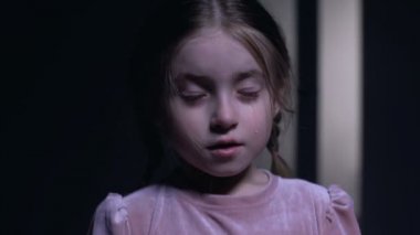 Korkmuş küçük kız ağlıyor ve korku, çocukluk fobileri, closeup gözlerini kapatıyor