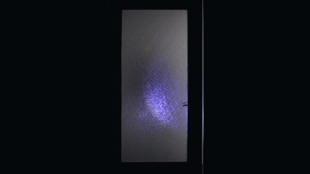 Тень наемного убийцы с фонариком, проникающим в дом, без системы безопасности — стоковое видео