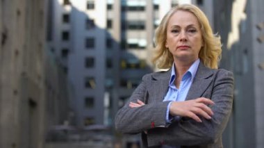 Yaşlı kadın patron ofis binası arka planda kamera katlama kolları görünümlü