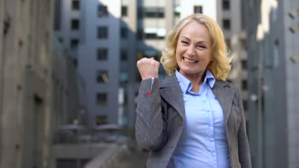 Happy female boss showing success gesture, work achievement, business goals — Stock Video