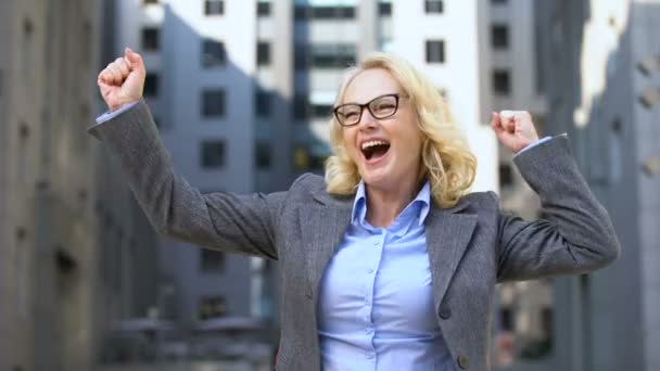 Äldre Business Lady kostym Dans, känsla lycklig av arbete framgång, inspiration — Stockvideo