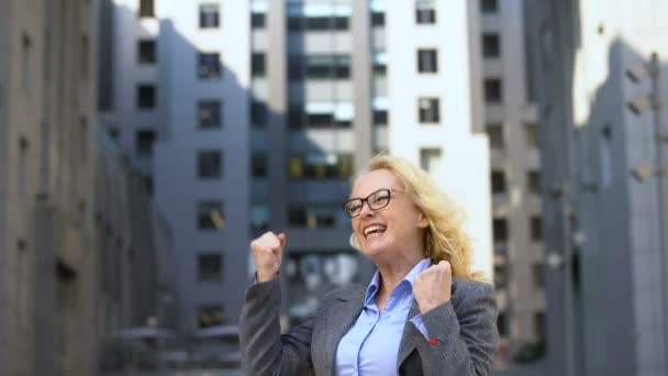 Joyful business lady mostrando sí gesto levantando las manos, logro de la meta — Vídeo de stock