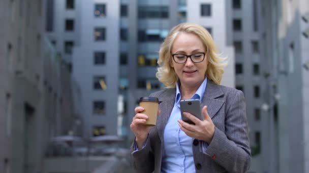 Starší kancelářský pracovník se vzrušuje čtením dobré zprávy smartphone, obchodní aplikace — Stock video