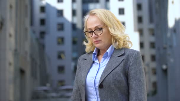 Nachdenkliche reife Dame im Business-Anzug, die besorgt, unter Arbeitsdruck und Stress steht — Stockvideo