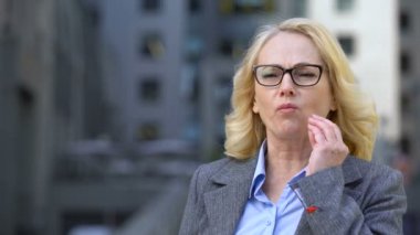 Yaşlı şirket çalışanı diş ağrısı hissi, hamuru iltihabı, diş ağrısı