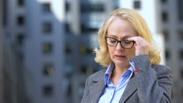 Envejecida hembra en traje sintiendo tensión en los ojos, molestias en la menopausia, presión arterial — Vídeos de Stock