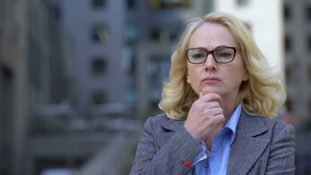 Szomorú nő cég munkavállaló gondolkodás munka, aggódó üzleti hölgy, nyugdíj-életkor — Stock videók