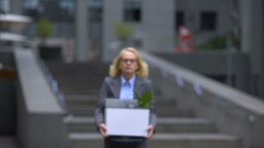Ofis binası, emeklilik yaşı, iş fırsatı bırakarak şeyler kutusu ile yaşlı kadın