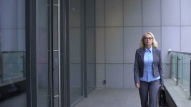 Meşgul iş kadını rapor imzalamak isteyen genç erkek çalışanı görmezden, iş