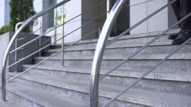 Ofis binası merdivenlerinde oturan umutsuz işadamı, iflas depresyonu