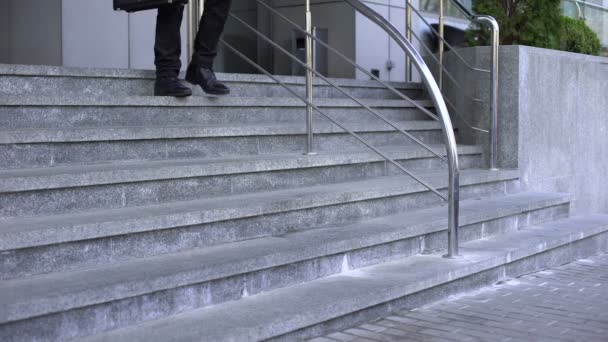Hombre deprimido en traje sentado en las escaleras, fracaso de la entrevista de trabajo, desempleo — Vídeos de Stock