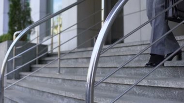 Takım elbiseli üzgün yaşlı kadın ofis binası merdivenoturma, üst düzey yaş işsizlik