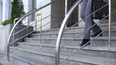 Ofis binasından ayrılan kıdemli bayan, yaşlılık fırsatları, pozitiflik