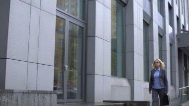 Profesyonel kadın avukat ofis binasında yürüyüş, iş kadını işe gidiyor