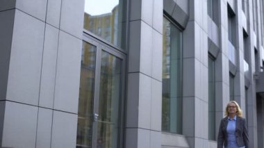 Evrak çantasıyla gülümseyen kıdemli iş kadını, kadın siyasetçi
