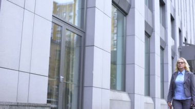 Erkek şirket çalışanı kadın patron, iş teklifi, inisiyatif konuşuyor