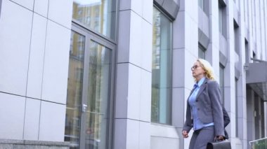 Rahatsız edici ofis çalışanı yaşlı iş kadını imza belgeleri soran, şirket çalışması