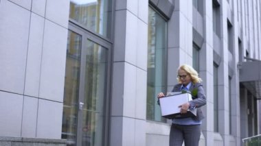Görevden alınan kadın yönetici, eşya kutusu taşıyan defteri çöpe atıyor, kariyer