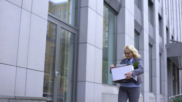 Уволенная женщина-менеджер выбрасывает блокнот с вещами, карьера — стоковое видео
