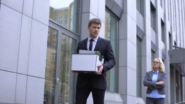 Sıkı iş kadını çıkış, erkek asistan işten çıkarma, iş rekabeti işaret