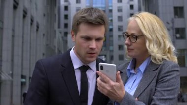 Akıllı telefon uygulamasını kullanan iki şirket arkadaşı, akıllı organizatör gadget