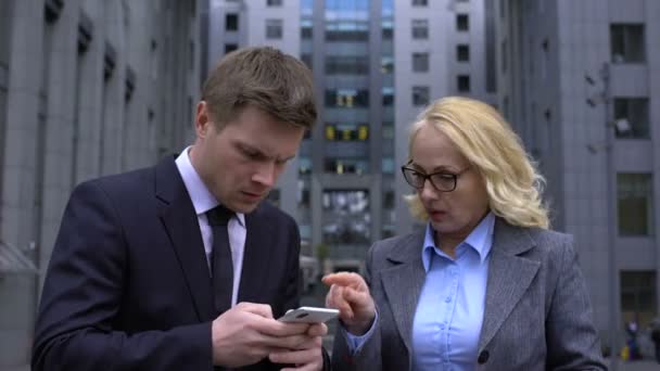 Männliche Assistenten machen Liste Smartphone-Anwendung, Senden von Business-E-Mails — Stockvideo