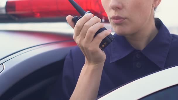 Señora de la policía responsable aceptar llamada de radio, conseguir en auto listo para la ayuda — Vídeos de Stock