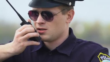 Kararlı polis memuru walkie-talkie iletişim, bilgi alışverişi