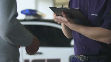Polis tanık görüşme devriye yanında duran ince lawbreaker yazma