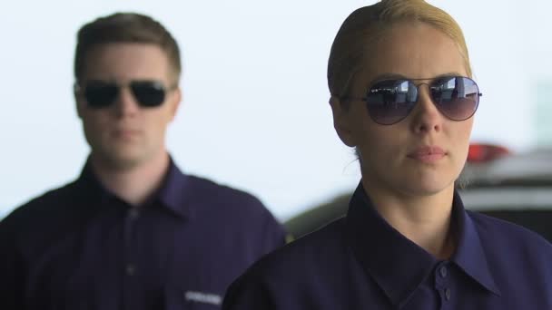 Αποφασισμένοι άνδρες και γυναίκες αστυνομικοί σε γυαλιά που αναζητούν κάμερα, ομάδα — Αρχείο Βίντεο