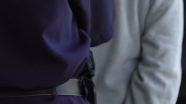 Polis memurları suçlugözaltına ve devriye aracında oturan, şüpheli tutuklama