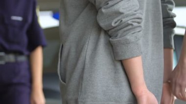 Devriye memuru tehlikeli suçlukelepçe ve polis aracına onu koyarak