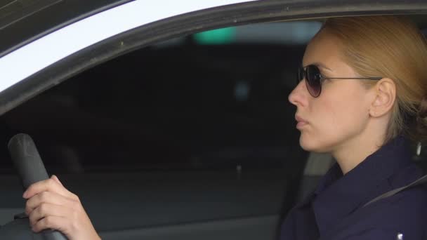 Policewoman vár férfi kolléga, és mindkét vezetési el, járőröznek területén — Stock videók