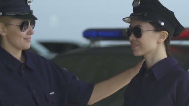 Yaşlı polis bayan genç meslektaşı teşvik, hem gülümseyen ve cam arıyor
