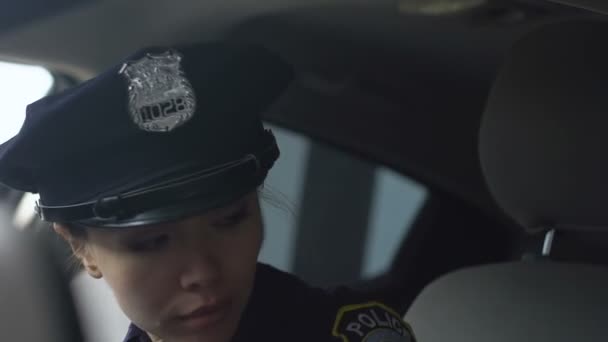 Ασιατική αστυνομικίνα μπαίνει στο όχημα της ομάδας και ετοιμάζεται να οδηγήσει, επάγγελμα — Αρχείο Βίντεο