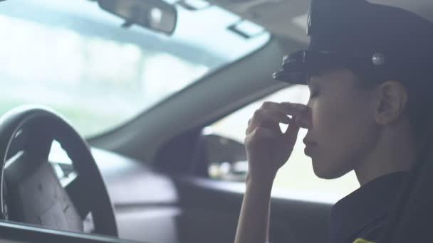 疲惫的女警察脱下帽在小队汽车,疲惫的工作,艰苦的工作 — 图库视频影像