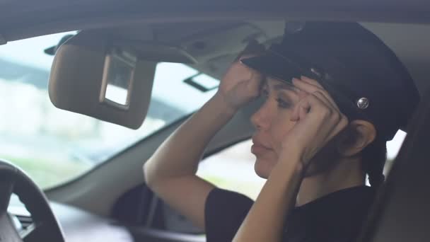 Sorridente asiatica signora della polizia regolazione cappello sul sedile del conducente nel veicolo di pattuglia, dovere — Video Stock