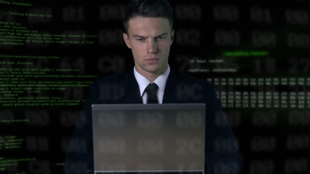 Selbstbewusster Mann im Anzug arbeitet an Laptop, Spionage-Software-Code, Passwort-Hack — Stockvideo