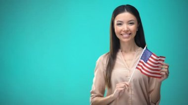 Abd bayrağı tutan neşeli kız, yabancı dil öğrenmeye hazır, İngilizce okulu
