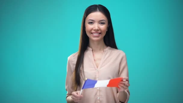 Mädchen bedecken Gesicht mit französischer Flagge, lernen Sprache, Bildung und Reisen — Stockvideo