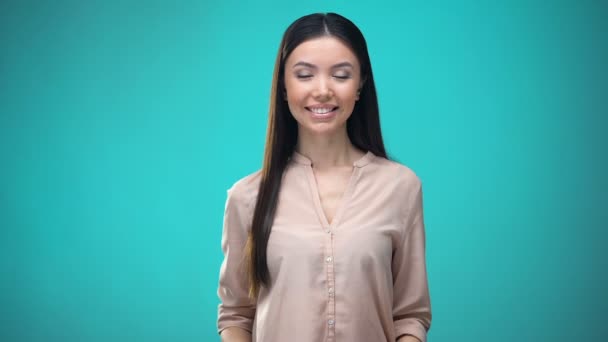 Mujer cubriendo la cara con bandera de Japón, aprendiendo idiomas, educación y viajes — Vídeo de stock