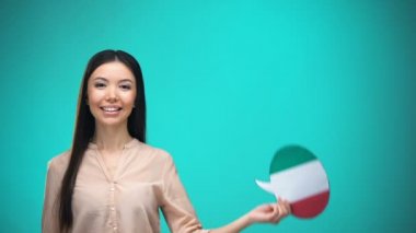 İtalyan bayrağı konuşma balonu tutan gülümseyen kız, dil öğrenme, seyahat fikirleri