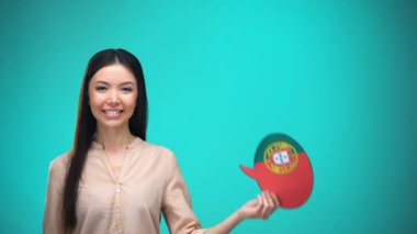 Portekiz bayrağı konuşma balonu öğrenme dil seyahat fikir tutan Gülümseyen kız