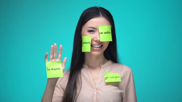 Vrouwelijke student leren Italiaans, bedekt met lichaamsdelen Sticky Notes, onderwijs — Stockvideo