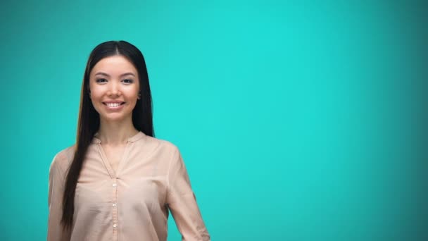 Chica sonriente sosteniendo la burbuja de la bandera alemana, aprendiendo el idioma, ideas de viaje — Vídeos de Stock