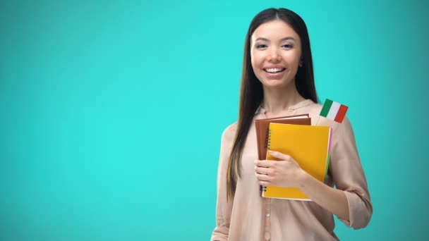 Vrolijke vrouw Holding Italiaanse vlag boek, onderwijs in het buitenland, leren taal — Stockvideo